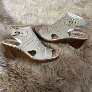 Earth Bonsai Light Khaki wedges size 7